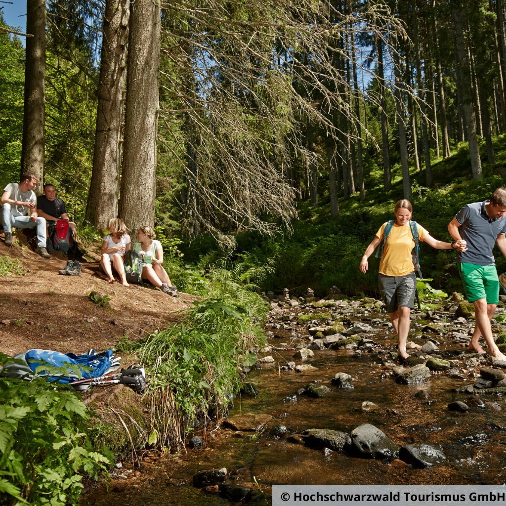 wanderer in derroetenbachschlucht beim rasten