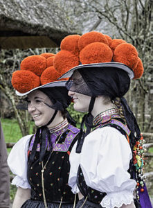 Schwarzwald tracht frauen bollenhut
