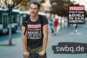 vergiss mallorca mach deinen urlaub im schwarzwald spruch auf maenner tshirt