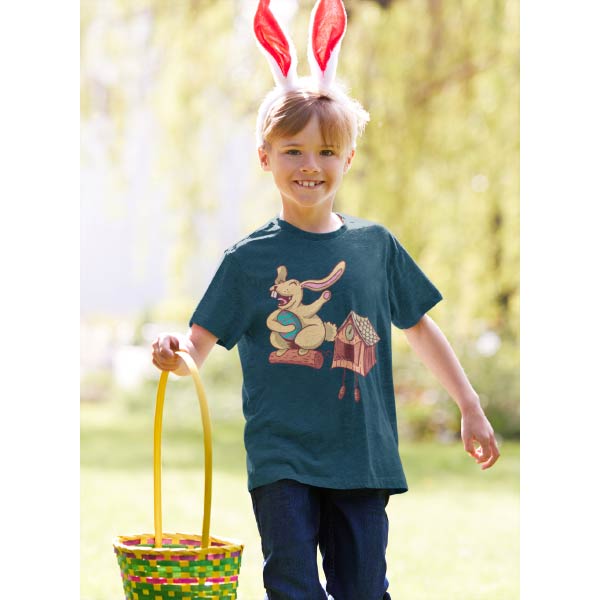 kind an ostern das einen osterkorb in der hand hat und ein t-shirt traegt auf dem ein osterhase ist der aus einer kuckucksuhr kommt