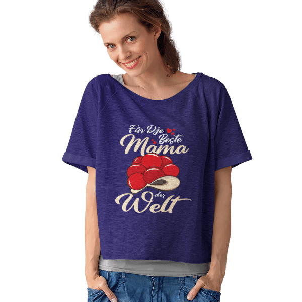 frau im studio mit blauem shirt mit beste mama im schwarzwald design