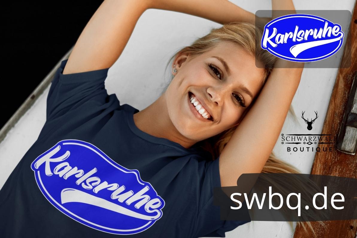 blonde frau auf einem boot liegend mit blauem tshirt und karlsruhe design