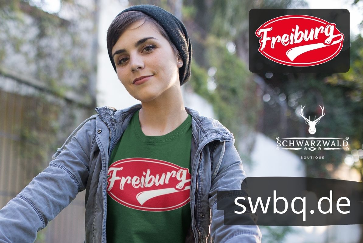 frau mit gruenem t-shirt mit freiburger motiv