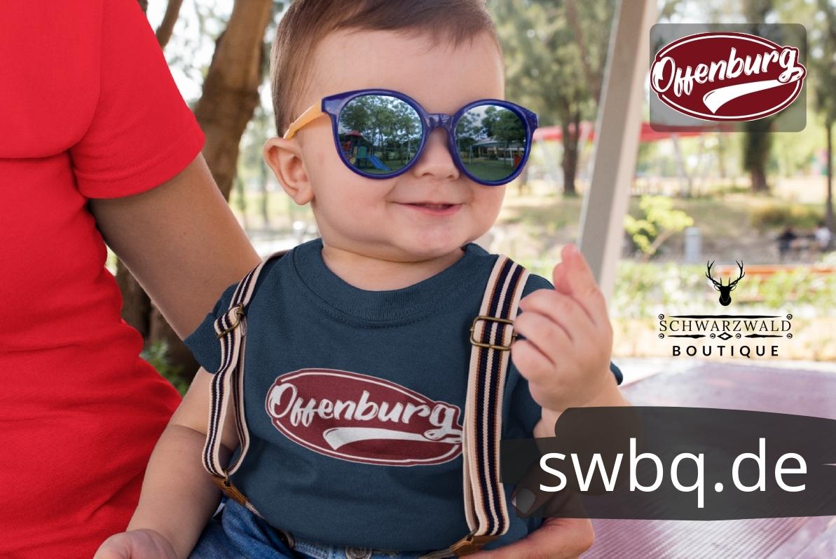 baby mit brille mit dunkelblauem t-shirt mit offenburg motiv