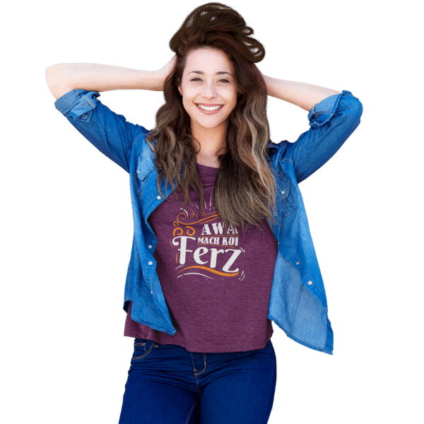glueckliche frau in jeans und einem dunkellila t-shirt mit aufdruck mach koi ferz