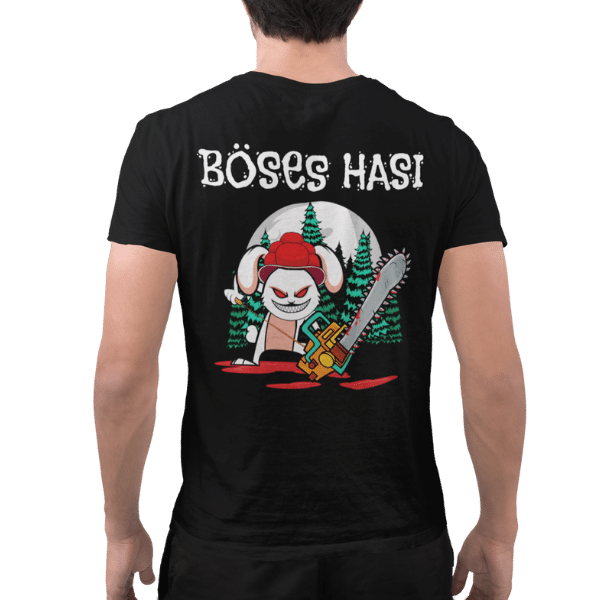 rueckenansicht eines mannes im studio mit einem schwarzen t-shirt mit dem motiv boeses hasi mit bollenhut