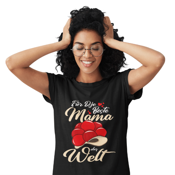 frau mit brille im studio mir schwarzem t-shirt mit beste mama im schwarzwald design