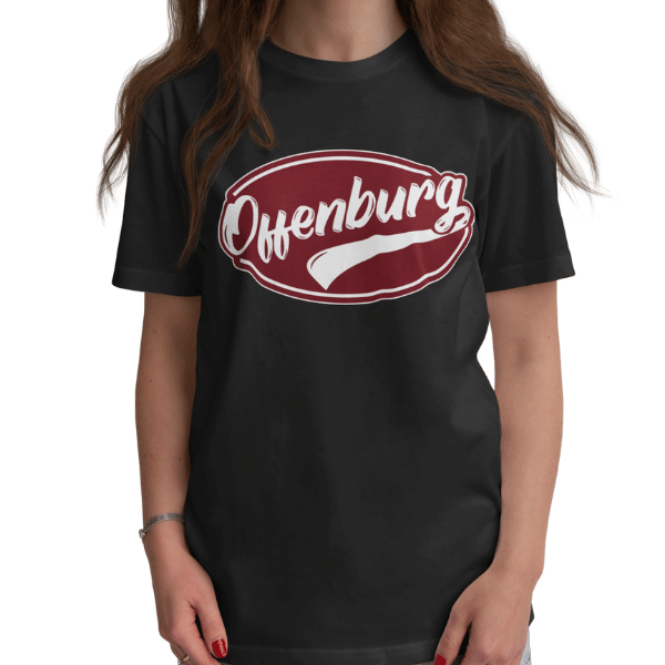 frau mit langen haaren im studio mit schwarzem tshirt mit offenburg motiv