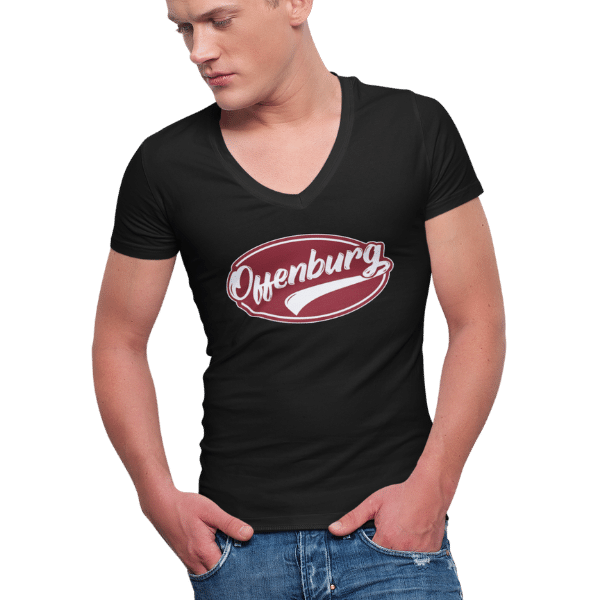 mann im studio mit schwarzem t-shirt mit motiv offenburg