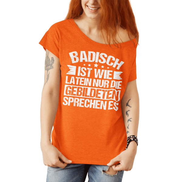rothaarige frau mit orangem t-shirt mit logo badisch ist wie latein