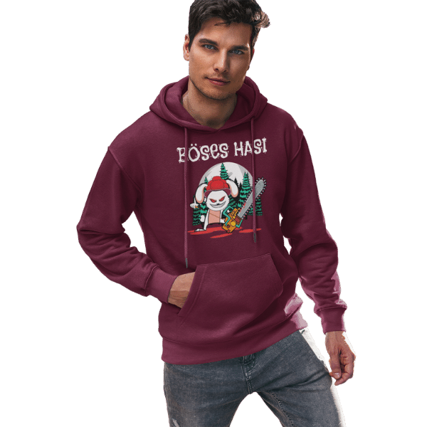 mann mit weinrotem hoodie im studion mit boeses hasi mit bollenhut design