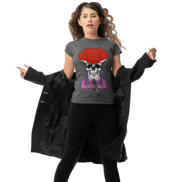 blonde frau mit mantel und grauem shirt mit dem design totenkopf schwarzwaldmaedel irmgard
