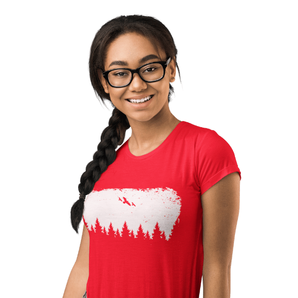 frau-mit-brille und-rotem-t-shirt-mit-black-forest-wildness-motiv