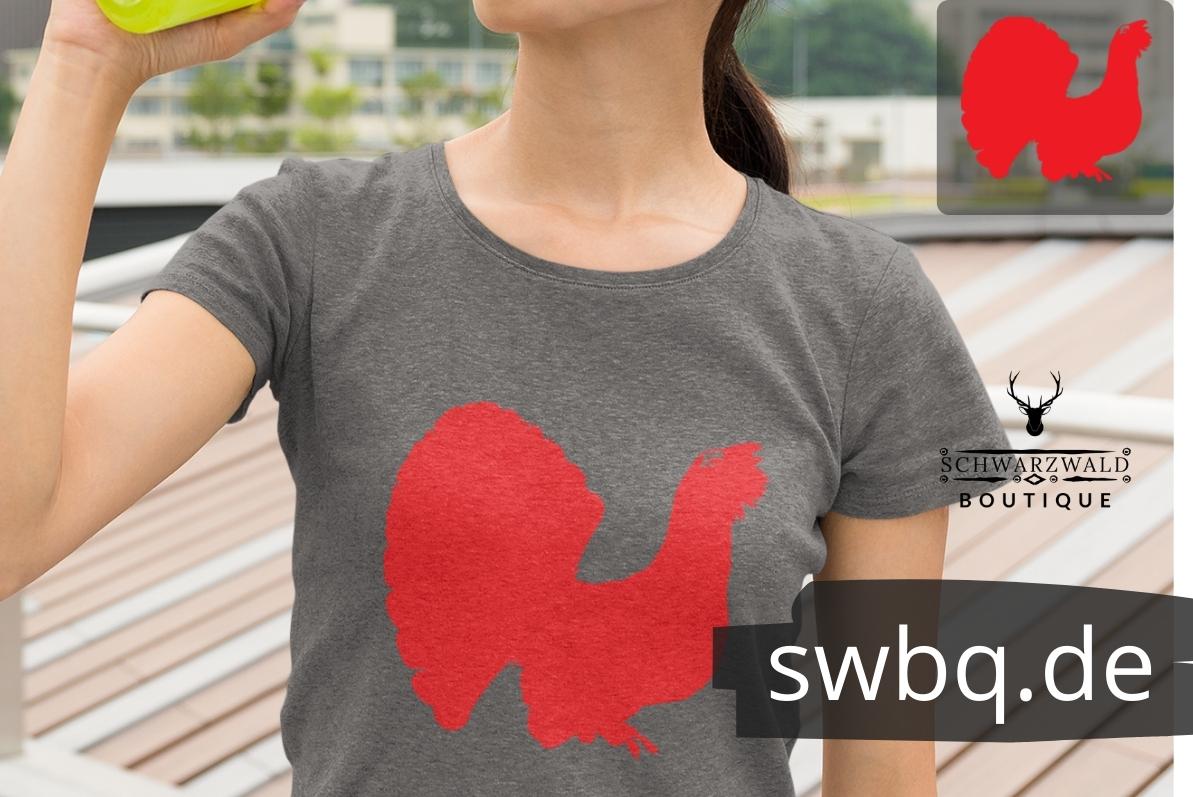 frau mit grauem tshirt mit aufdruck schwarzwald auerhahn