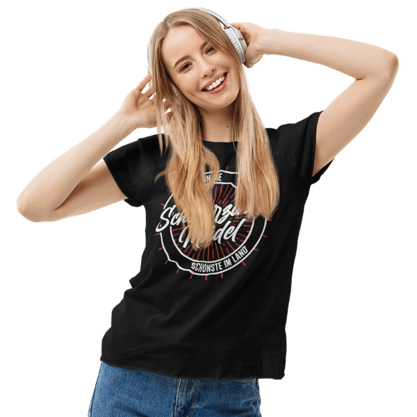 blonde frau mit kopfhoerern im studio mit schwarzem tshirt mit schwarzwald maedel motiv