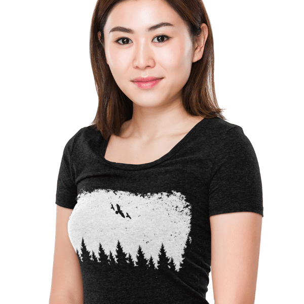 frau im studion mit schwarzem rundhalsausschnitt tshirt mit black forest wildness design