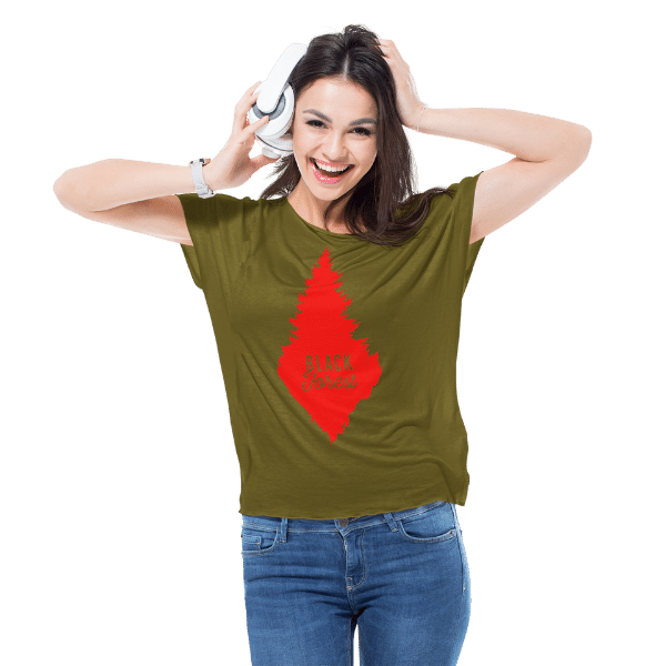 fraue im studio mit gruenem t-shirt mit design rote schwarzwald tanne