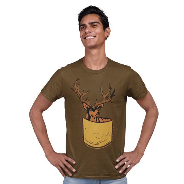 gluecklicher mann im studio mit braunem shirt mit schwarzwaelder hirschtaeschle design