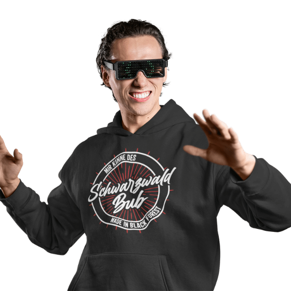 mann mit brille und grauem hoodie mit motiv schwarzwald bub (mir kinne des)