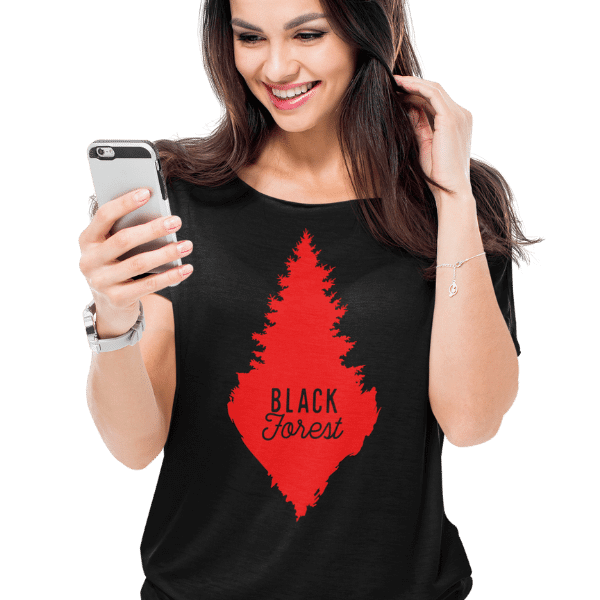 frau mit handy und schwarzem tshirt mit rote schwarzwald tanne aufdruck