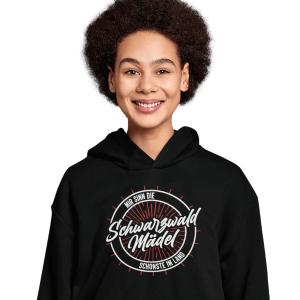 froehliche frau im studio mit schwarzem hoodie mit motiv schwarzwald maedel