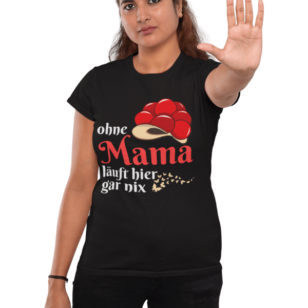frau im studio mit schwarzem t-shirt mit aufdruck ohne mama laeuft hier gar nix
