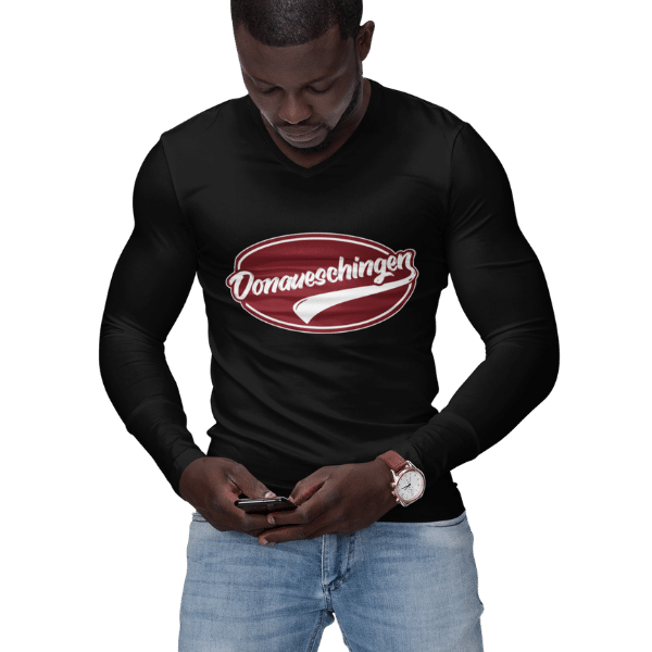 mann mit handy im studio mit schwarzem langarm shirt mit logo donaueschingen