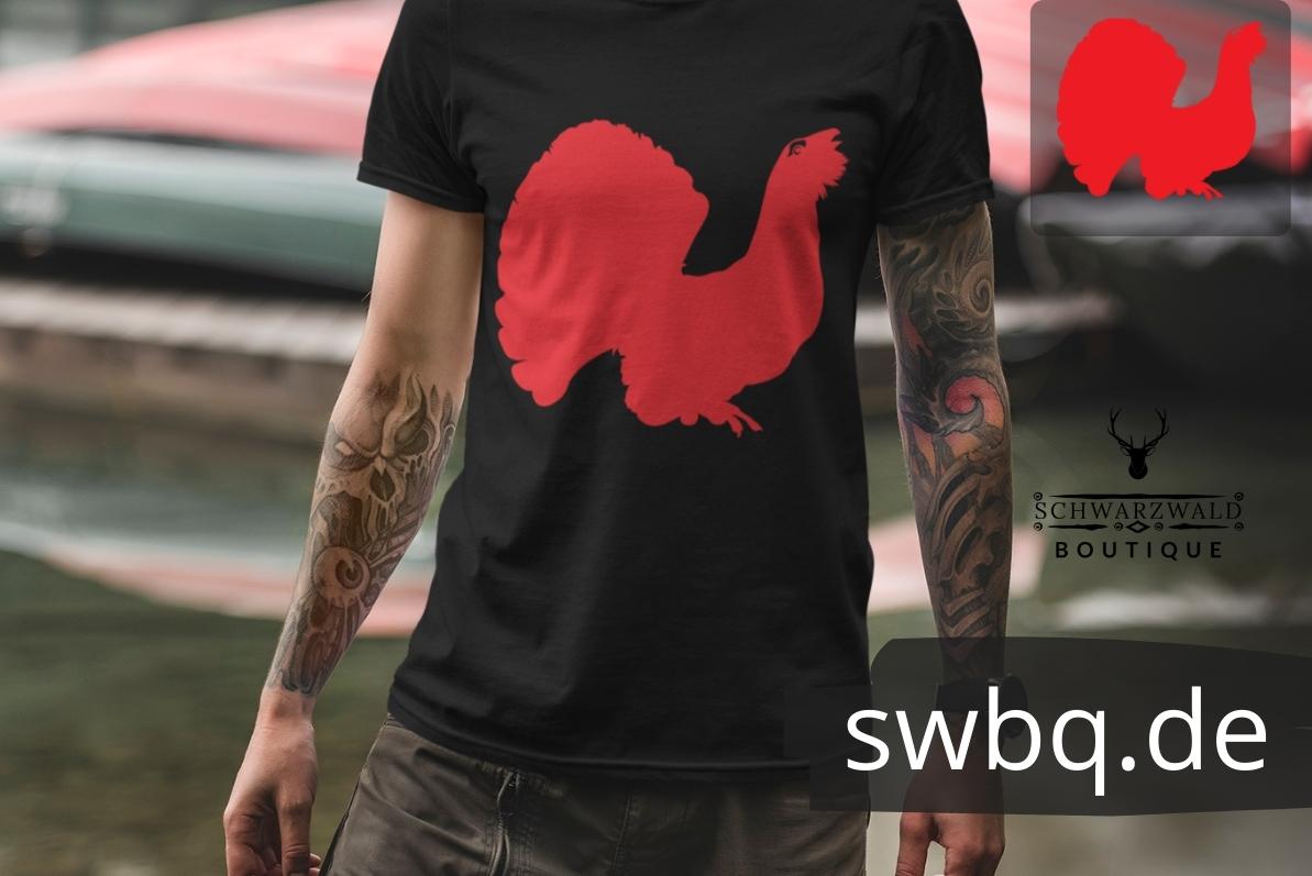 mann mit tatoos mit schwarzem t-shirt mit schwarzwald auerhahn motiv