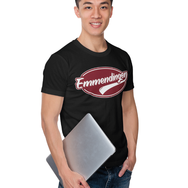 mann im studio mit laptop und schwarzem tshirt mit emmendingen motiv