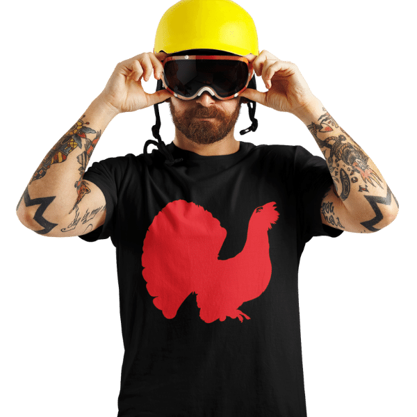 mann mit gelbem helm und brille mit schwarzem tshirt mit aufdruck schwarzwald auerhahn