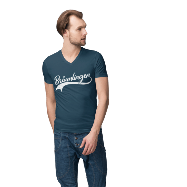 mann im studio mit blauem shirt mit design braeunlingen