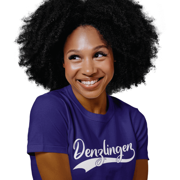frau mit locken im studio mit blauem t-shirt mit denzligen bildmotiv