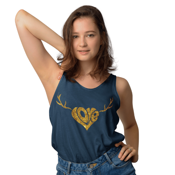 frau im studio mit blauem tank top mit schwarzwald love mit geweih design