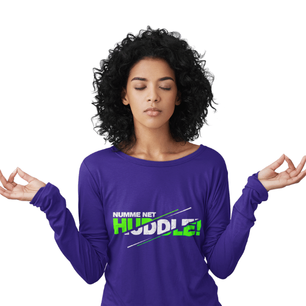 meditierende frau mit blauem langarm t-shirt mit badisch net huddle motiv