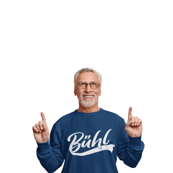 aelterer mann mit brille und grauem bart mit pullover mit buehl motiv