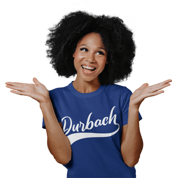 glueckliche frau im studio mit blauem tshirt mit durbach logo