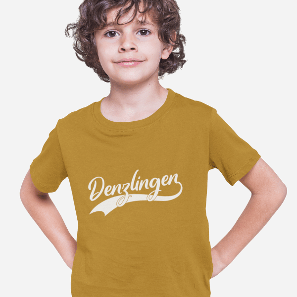 junge im studio mit hellbraunem t-shirt mit logo denzlingen