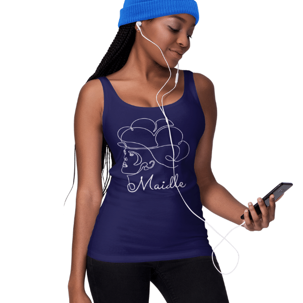 frau im studio mit handy mit blauem tank top mit motiv schwarzwaldmaedel jasmin