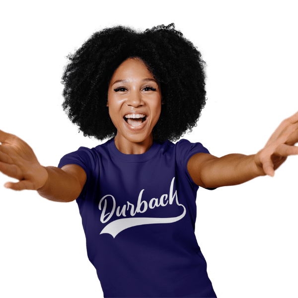 glueckliche frau im studio mit dunkelblauem tshirt mit durbach motiv
