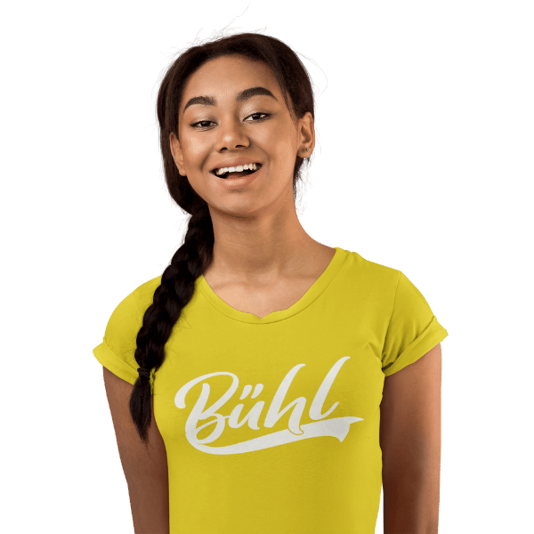 frau im studio mit langem zopf und gelbem t-shirt mit logo buehl