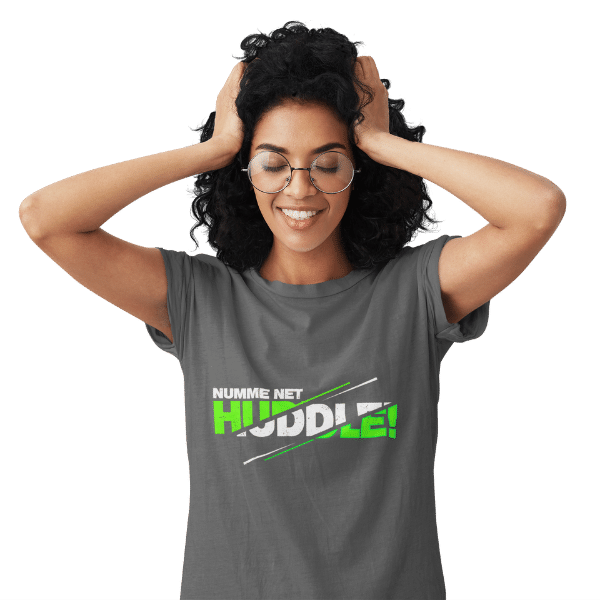 frau mit brille und grauem shirt mit dem badisch net huddle design
