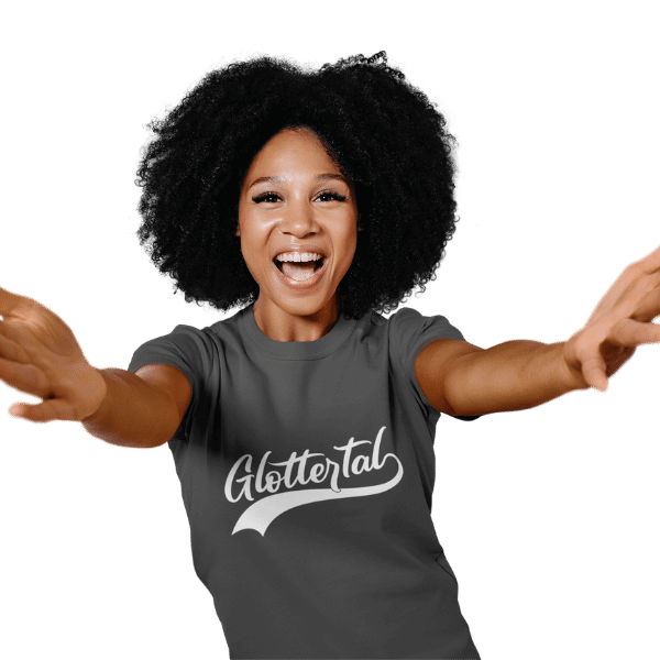 frau im studio mit grauem shirt mit glottertal motiv