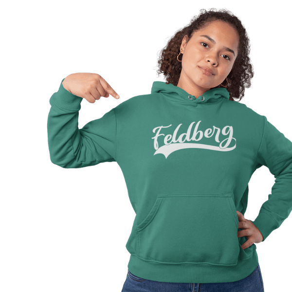 frau mit locken im studio mit hellgruenem hoodie mit feldberg logo