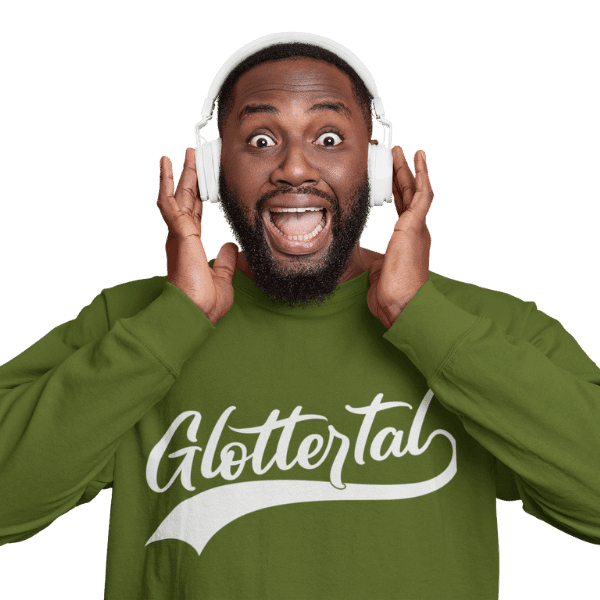mann mit kopfhoerern im studio mit gruenem sweatshirt mit glottertal design