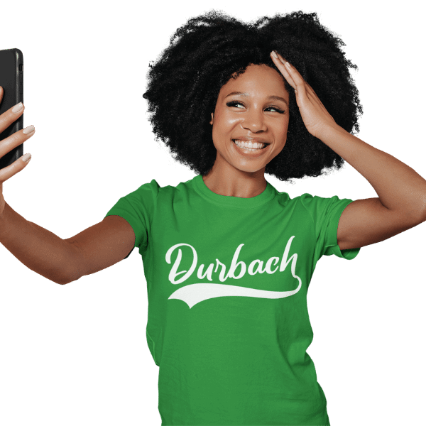 glueckliche frau im studio mit gruenem tshirt mit durbach design