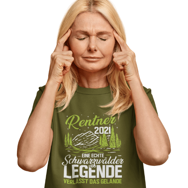 blonde frau mit gruenem t-shirt mit schwarzwald rentner 2021 logo