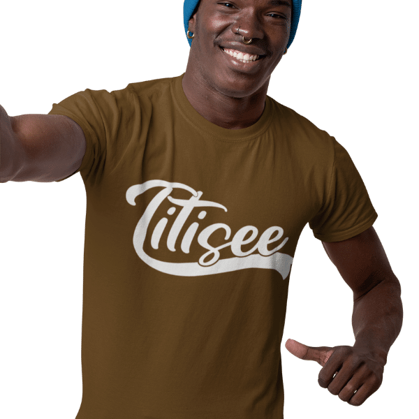 mann mit braunem t-shirt mit titisee design
