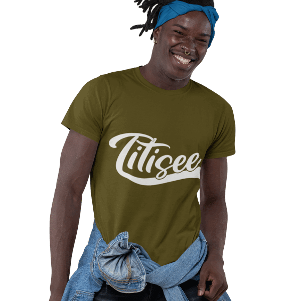 mann im studio mit gruenem shirt mit titisee bildmotiv