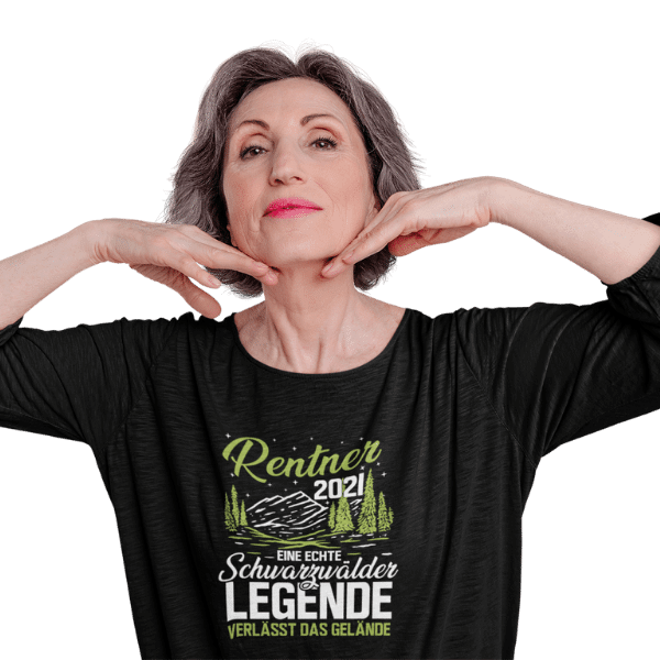 aeltere frau mit schwarzem langarm tshirt