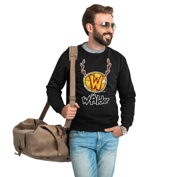 mann mit tasche und sonnenbrille mit langarm t-shirt mit aufdruck waelder hochschwarzwald motiv